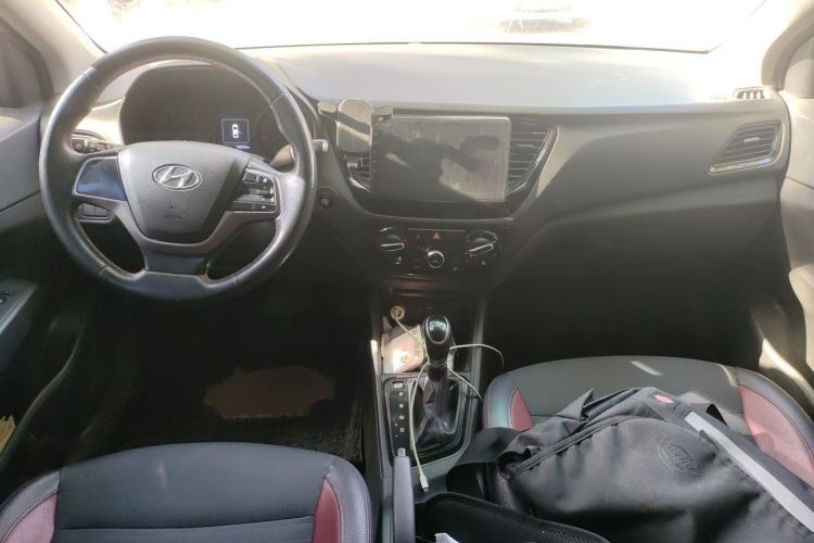 Used Hyundai Verna (new generation) 2016 1.4L Automatic Sport Edition Center Console