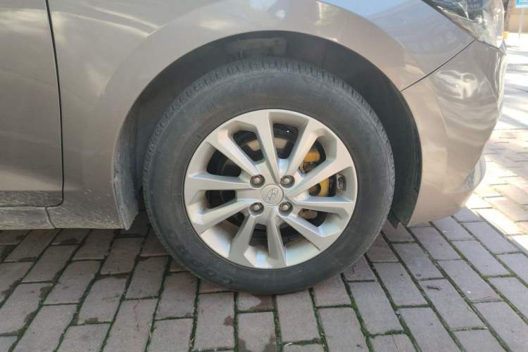Used Hyundai Verna (new generation) 2016 1.4L Automatic Sport Edition Right Front Wheel Hub