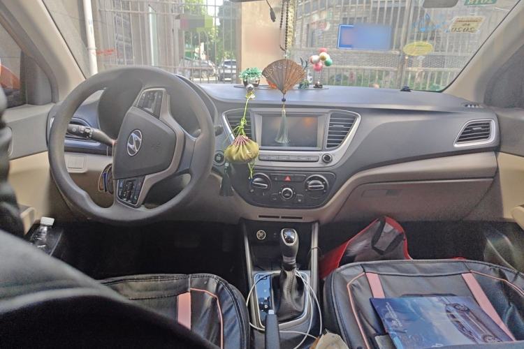 Used Hyundai Verna (new generation) 2016 1.4L Automatic Elite Edition TOP Center Console