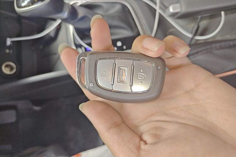 Used Hyundai Verna (new generation) 2016 1.4L Automatic Elite Edition TOP Vehicle Key