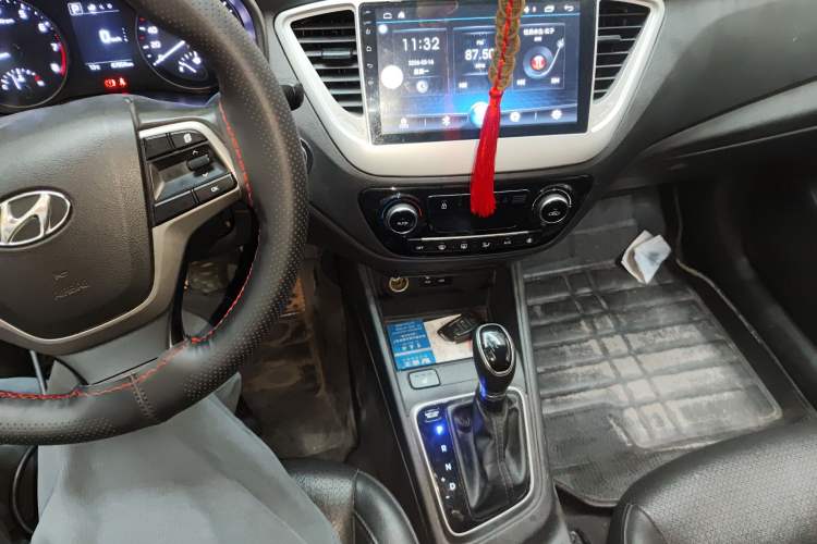 Used Hyundai Verna (new generation) 2016 1.6L Automatic Elite Edition TOP Audio And AC Panel