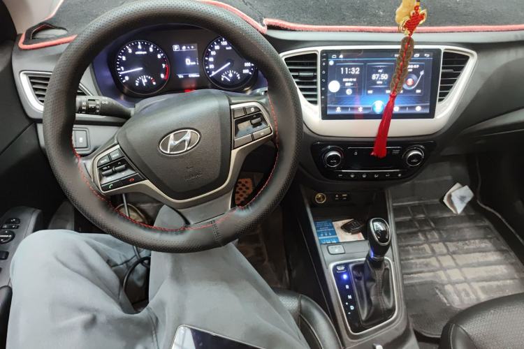 Used Hyundai Verna (new generation) 2016 1.6L Automatic Elite Edition TOP Center Console