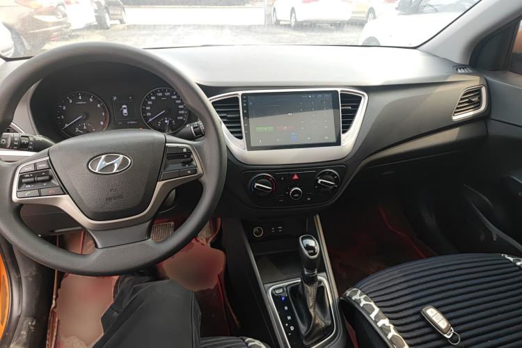 Used Hyundai Verna (new generation) 2016 1.4L Automatic Elite Edition TOP Center Console