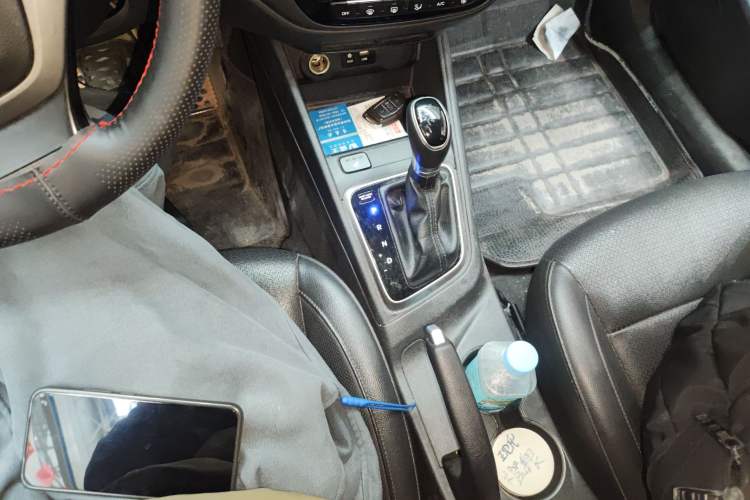 Used Hyundai Verna (new generation) 2016 1.6L Automatic Elite Edition TOP Gear Lever