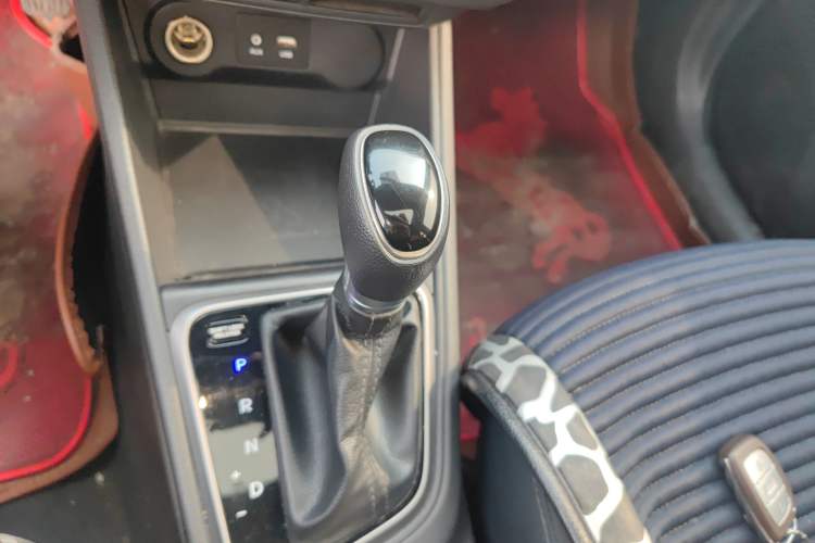 Used Hyundai Verna (new generation) 2016 1.4L Automatic Elite Edition TOP Gear Lever