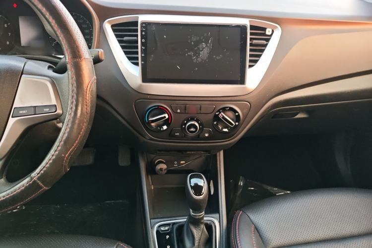 Used Hyundai Verna (new generation) 2016 1.4L Automatic Cool Edition GLS Audio And AC Panel