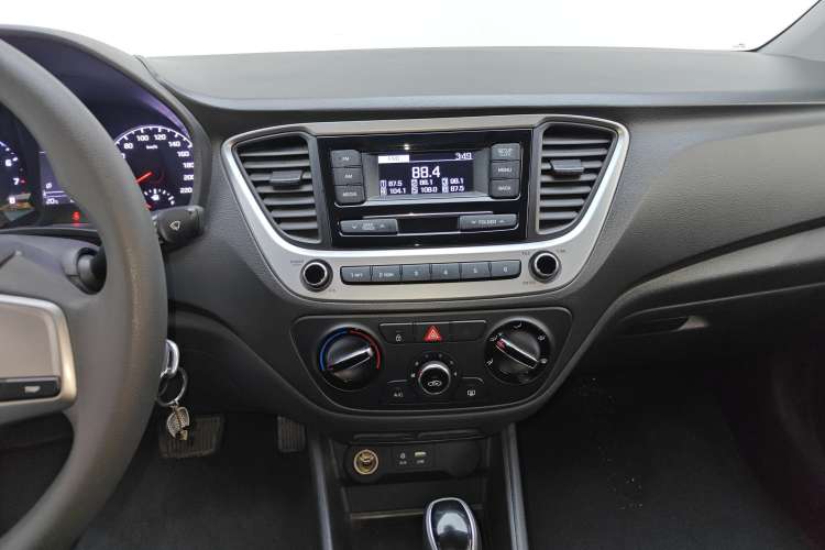 Used Hyundai Verna (new generation) 2016 1.4L Automatic Cool Edition GLS Audio And AC Panel