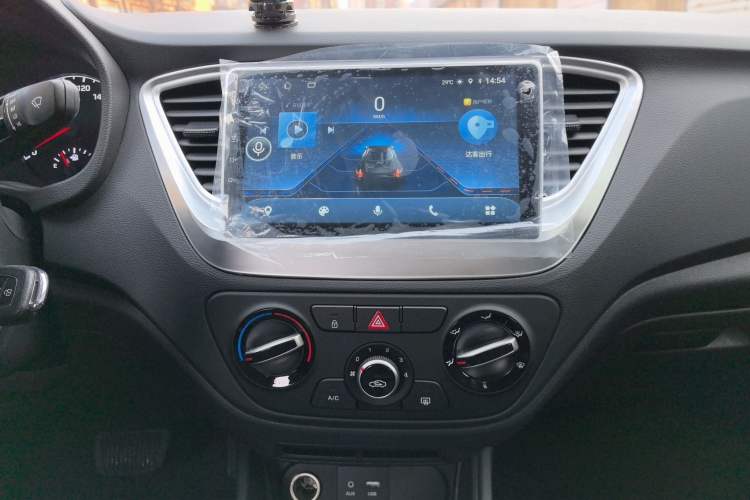 Used Hyundai Verna (new generation) 2016 1.4L Automatic Cool Edition GLS Audio And AC Panel