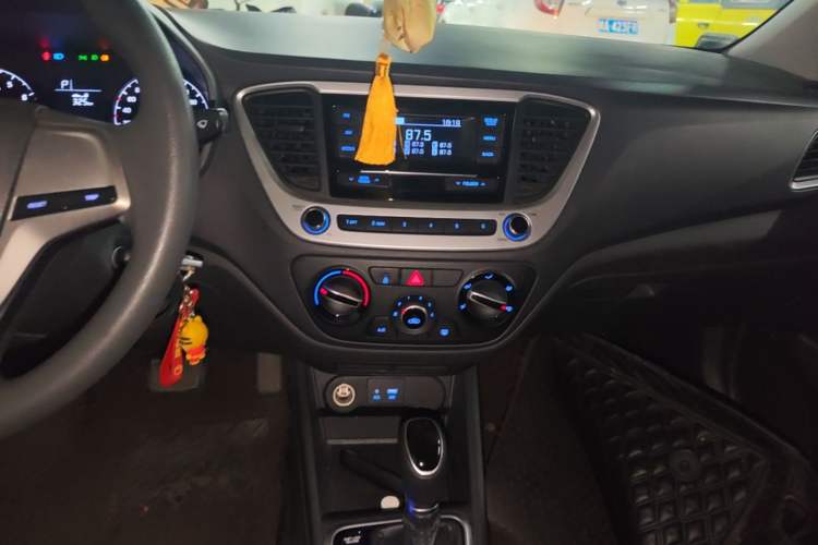 Used Hyundai Verna (new generation) 2016 1.4L Automatic Cool Edition GLS Audio And AC Panel