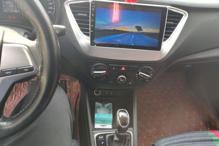 Used Hyundai Verna (new generation) 2016 1.4L Automatic Cool Edition GLS Audio And AC Panel