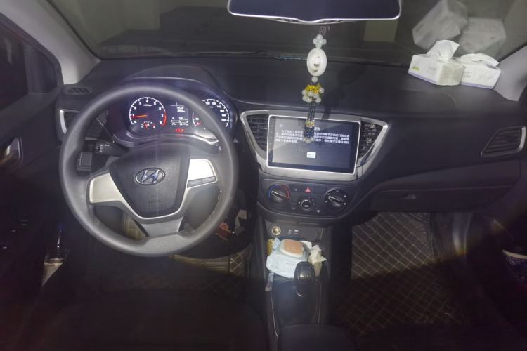 Used Hyundai Verna (new generation) 2016 1.4L Manual Cool Edition GLS Center Console