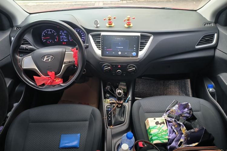 Used Hyundai Verna (new generation) 2016 1.4L Automatic Cool Edition GLS Center Console