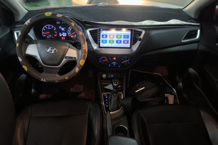 Used Hyundai Verna (new generation) 2016 1.4L Automatic Cool Edition GLS Center Console