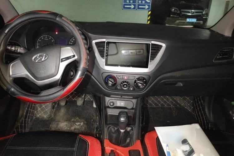 Used Hyundai Verna (new generation) 2016 1.4L Manual Cool Edition GLS Center Console