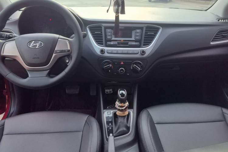 Used Hyundai Verna (new generation) 2016 1.4L Automatic Cool Edition GLS Center Console