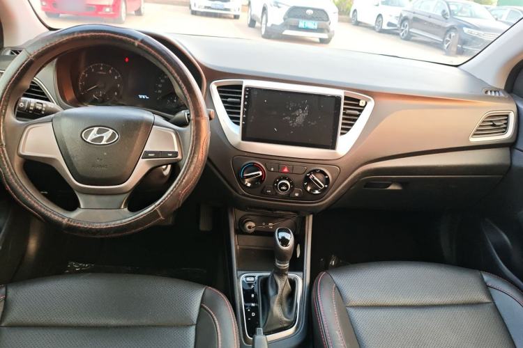 Used Hyundai Verna (new generation) 2016 1.4L Automatic Cool Edition GLS Center Console