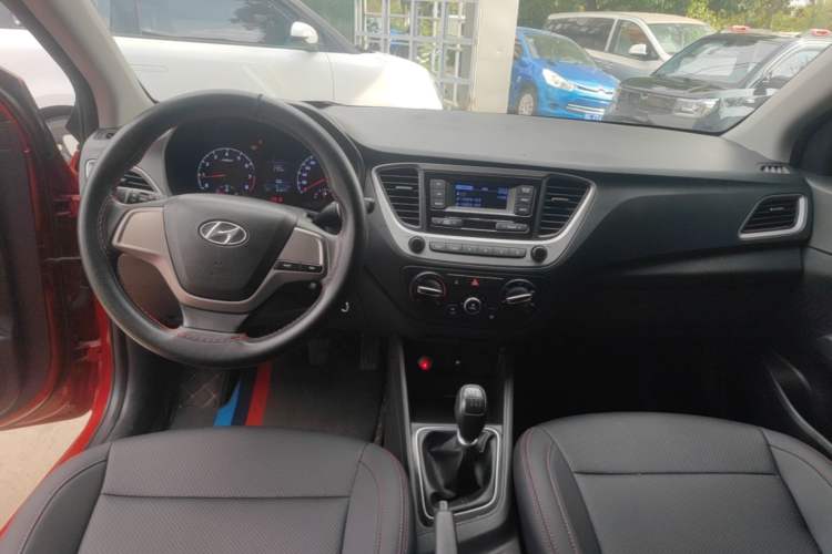 Used Hyundai Verna (new generation) 2016 1.4L Manual Cool Edition GLS Center Console