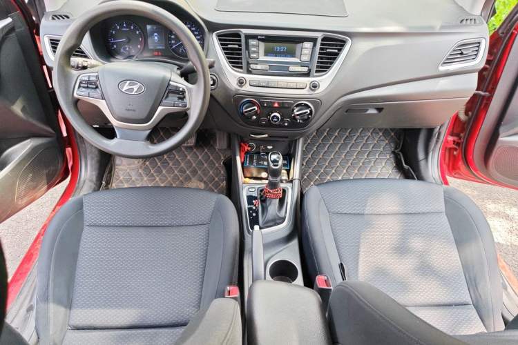 Used Hyundai Verna (new generation) 2016 1.4L Automatic Elite Edition TOP Center Console