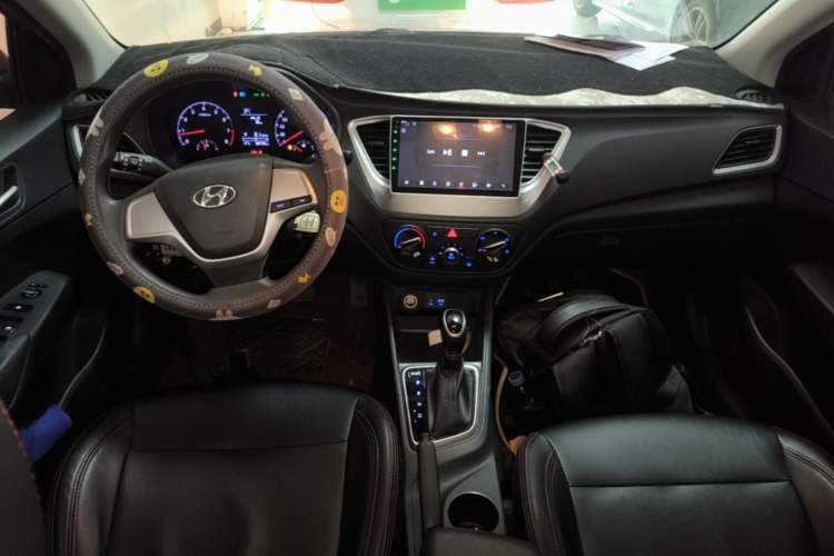 Used Hyundai Verna (new generation) 2016 1.4L Automatic Cool Edition GLS Center Console