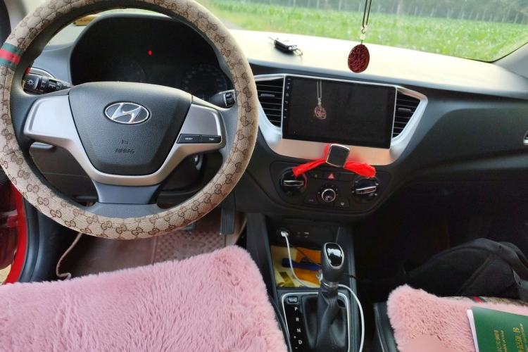 Used Hyundai Verna (new generation) 2016 1.4L Automatic Cool Edition GLS Center Console