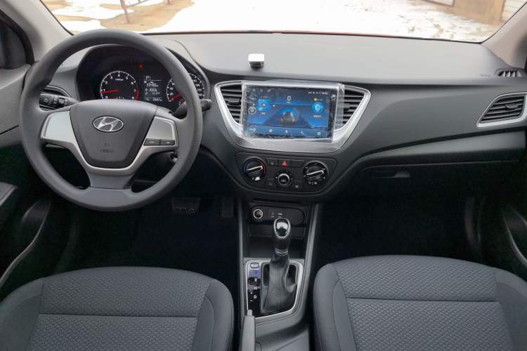 Used Hyundai Verna (new generation) 2016 1.4L Automatic Cool Edition GLS Center Console