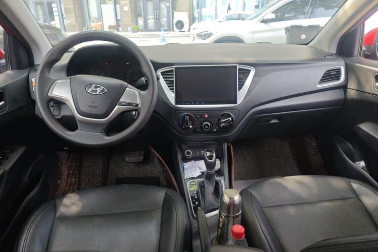 Used Hyundai Verna (new generation) 2016 1.4L Automatic Cool Edition GLS Center Console