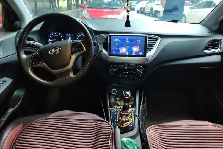 Used Hyundai Verna (new generation) 2016 1.4L Automatic Sport Edition Center Console