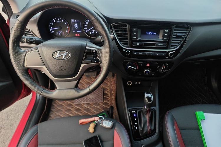 Used Hyundai Verna (new generation) 2016 1.4L Automatic Cool Edition GLS Center Console