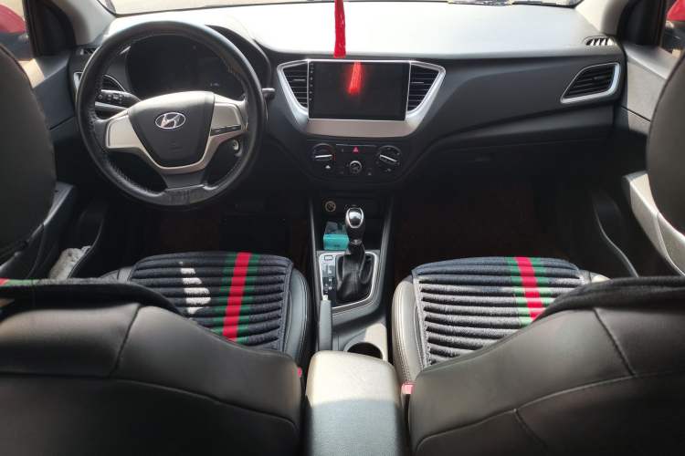 Used Hyundai Verna (new generation) 2016 1.4L Automatic Cool Edition GLS Center Console