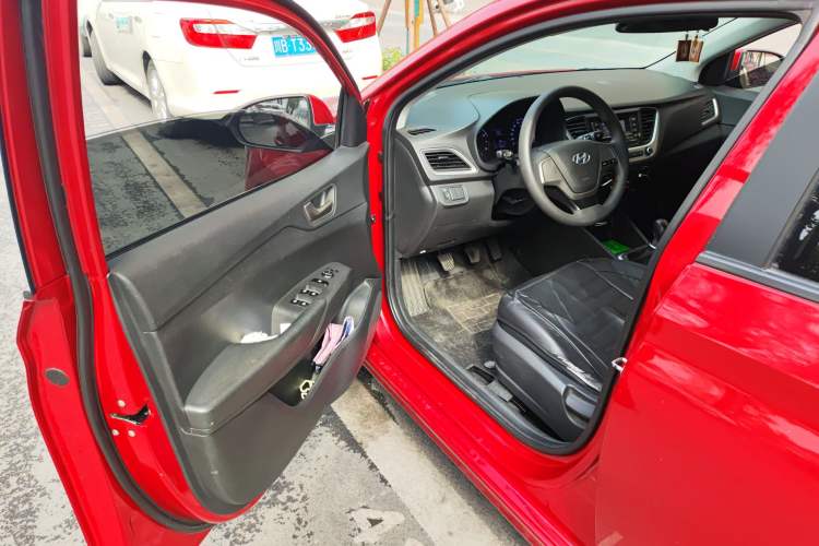 Used Hyundai Verna (new generation) 2016 1.4L Manual Cool Edition GLS Driver Seat