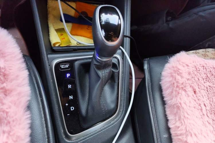 Used Hyundai Verna (new generation) 2016 1.4L Automatic Cool Edition GLS Gear Lever