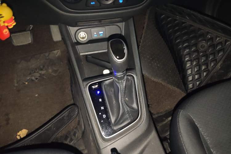 Used Hyundai Verna (new generation) 2016 1.4L Automatic Cool Edition GLS Gear Lever