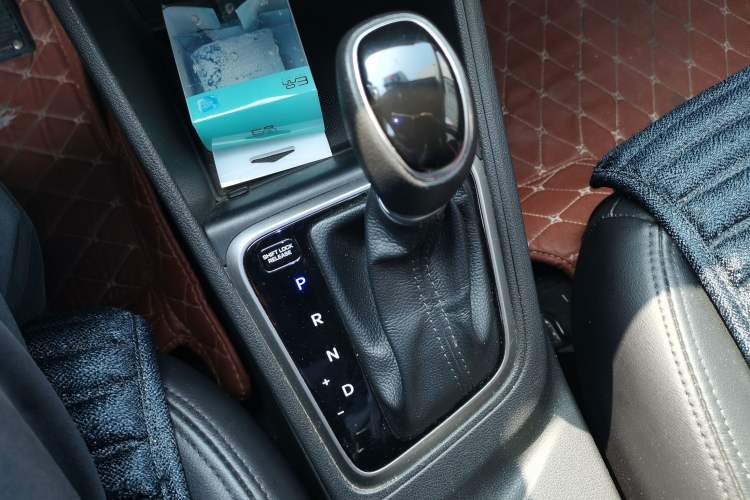 Used Hyundai Verna (new generation) 2016 1.4L Automatic Cool Edition GLS Gear Lever