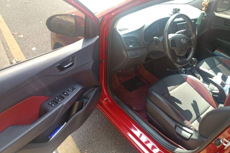 Used Hyundai Verna (new generation) 2016 1.4L Automatic Sport Edition Interior 3