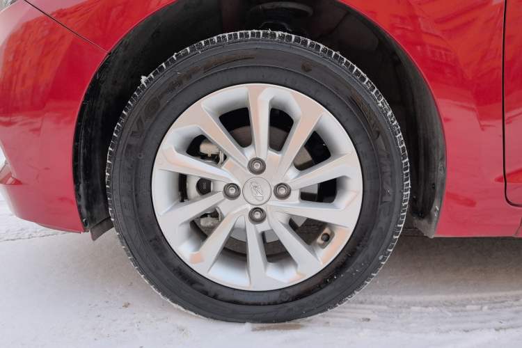 Used Hyundai Verna (new generation) 2016 1.4L Automatic Cool Edition GLS Left Front Wheel Hub