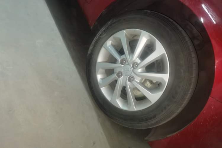 Used Hyundai Verna (new generation) 2016 1.4L Manual Cool Edition GLS Right Front Wheel Hub