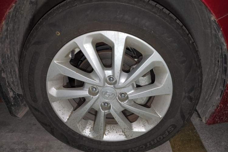Used Hyundai Verna (new generation) 2016 1.4L Manual Cool Edition GLS Right Front Wheel Hub