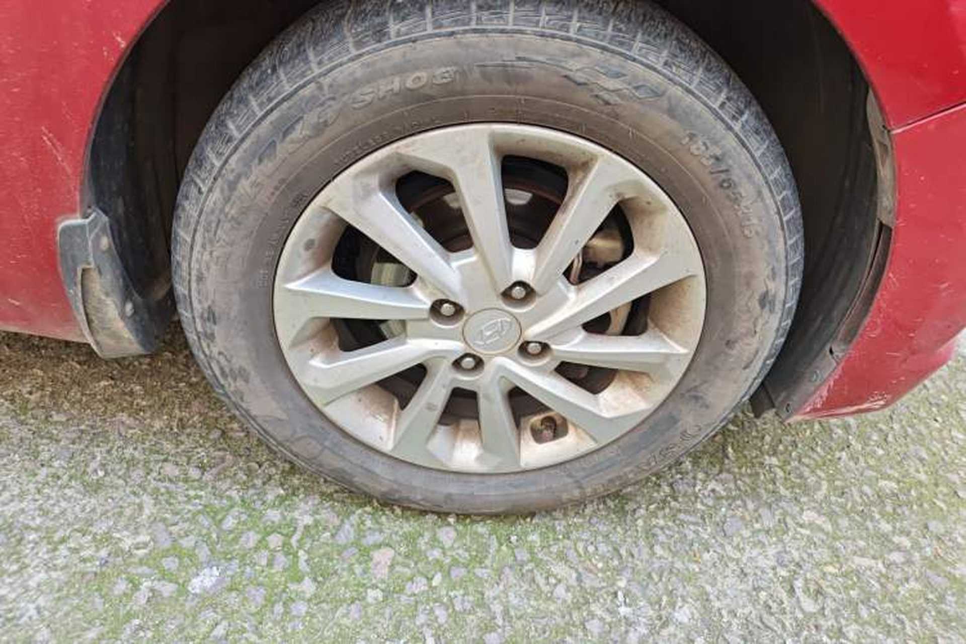 Used Hyundai Verna (new generation) 2016 1.4L Automatic Cool Edition GLS Right Front Wheel Hub