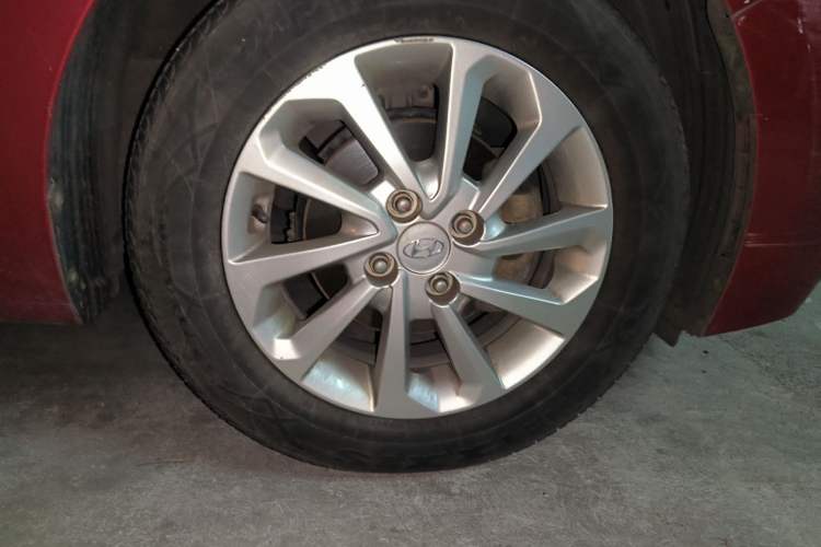 Used Hyundai Verna (new generation) 2016 1.4L Automatic Sport Edition Right Front Wheel Hub