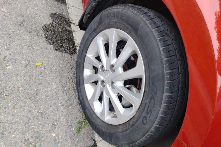 Used Hyundai Verna (new generation) 2016 1.4L Automatic Sport Edition Right Front Wheel Hub