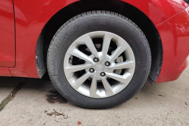 Used Hyundai Verna (new generation) 2016 1.4L Automatic Sport Edition Right Front Wheel Hub