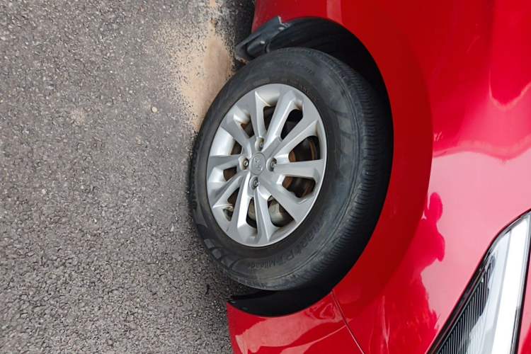 Used Hyundai Verna (new generation) 2016 1.4L Automatic Sport Edition Right Front Wheel Hub