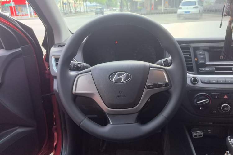 Used Hyundai Verna (new generation) 2016 1.4L Automatic Cool Edition GLS Steering Wheel