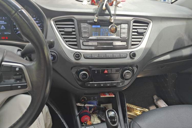 Used Hyundai Verna (new generation) 2016 1.6L Automatic Elite Edition TOP Audio And AC Panel