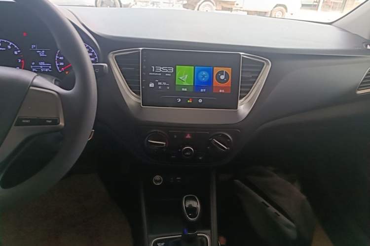 Used Hyundai Verna (new generation) 2016 1.4L Automatic Cool Edition GLS Audio And AC Panel