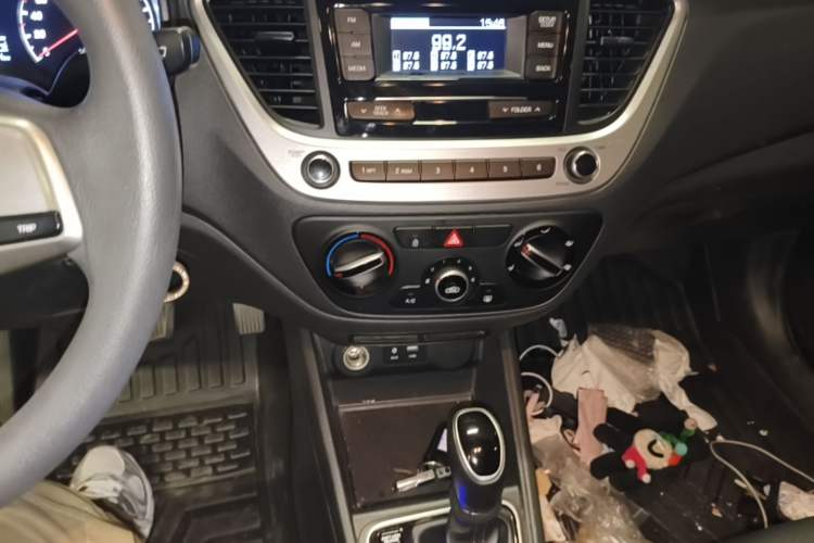 Used Hyundai Verna (new generation) 2016 1.4L Automatic Cool Edition GLS Audio And AC Panel