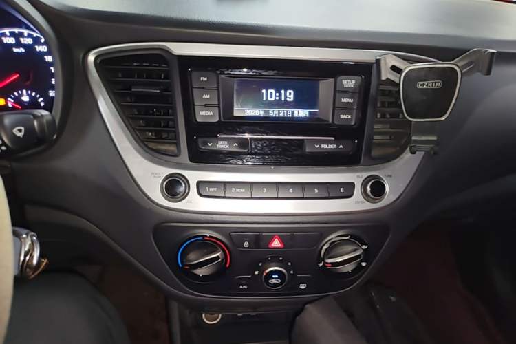 Used Hyundai Verna (new generation) 2016 1.4L Automatic Cool Edition GLS Audio And AC Panel