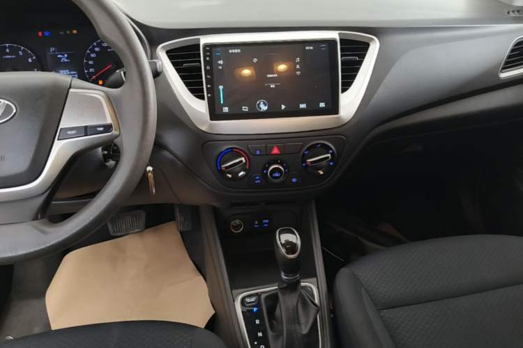 Used Hyundai Verna (new generation) 2016 1.4L Automatic Cool Edition GLS Audio And AC Panel