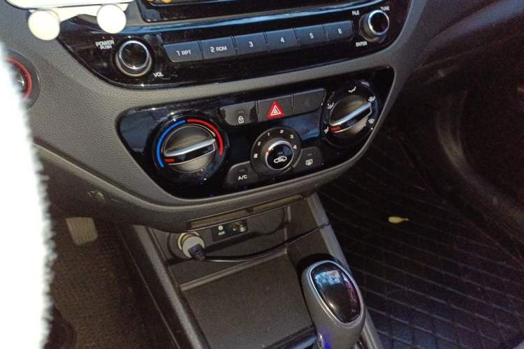 Used Hyundai Verna (new generation) 2016 1.4L Automatic Sport Edition Audio And AC Panel