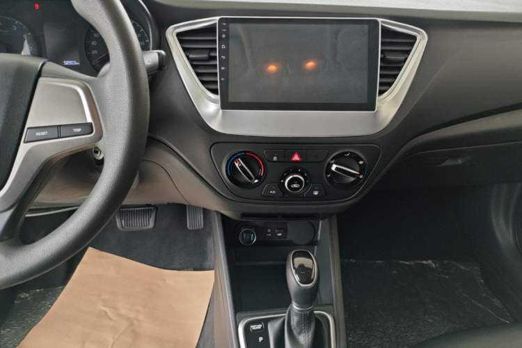 Used Hyundai Verna (new generation) 2016 1.4L Automatic Cool Edition GLS Audio And AC Panel